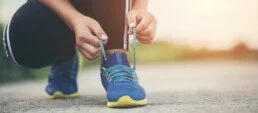 Femme qui est entrain de faire ses lacets pour une course à pied