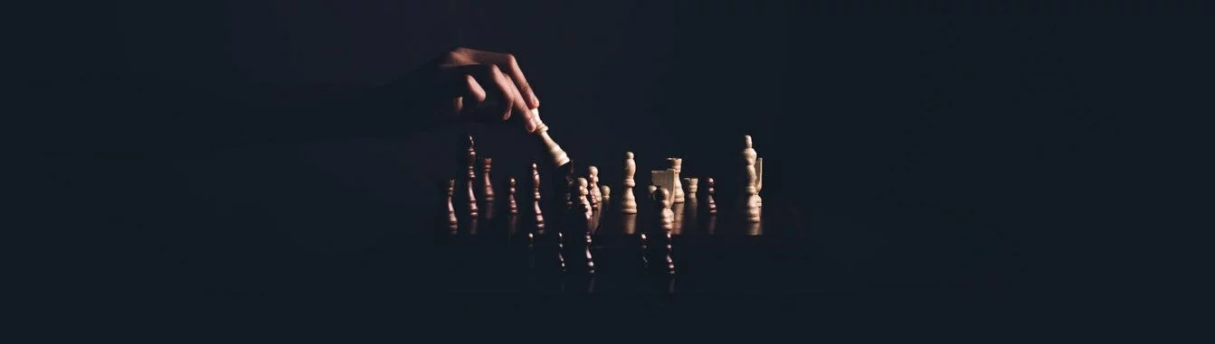 personne jouant aux échecs